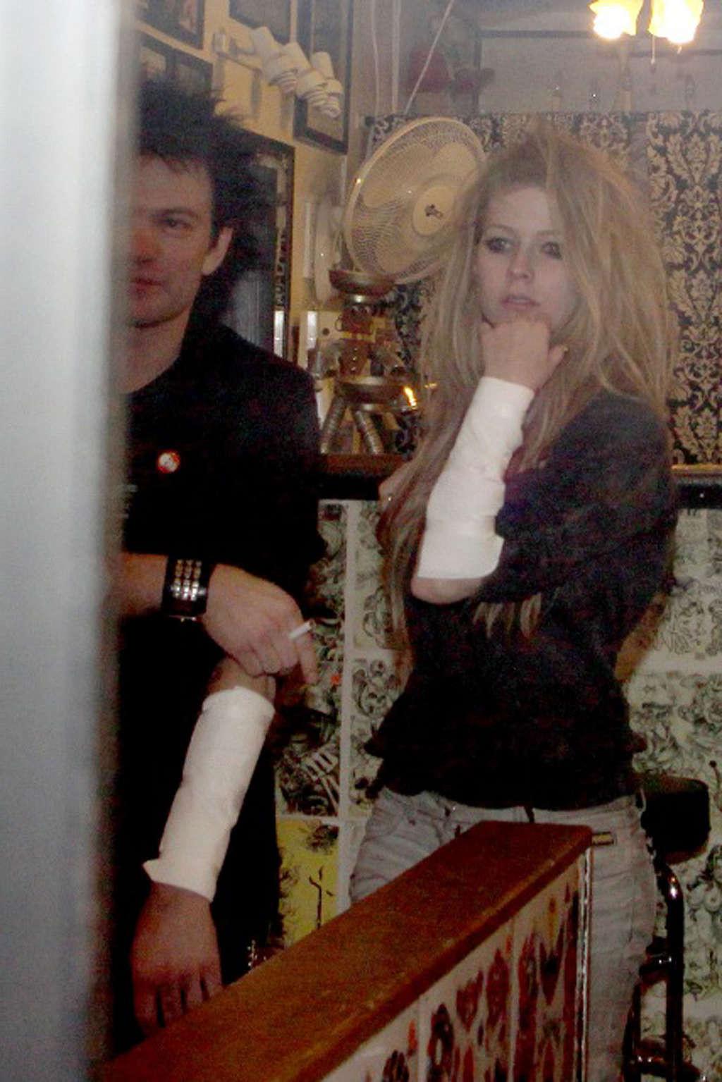 16P Avril Lavigne looking fucking drunk in some club paparazzo photos
