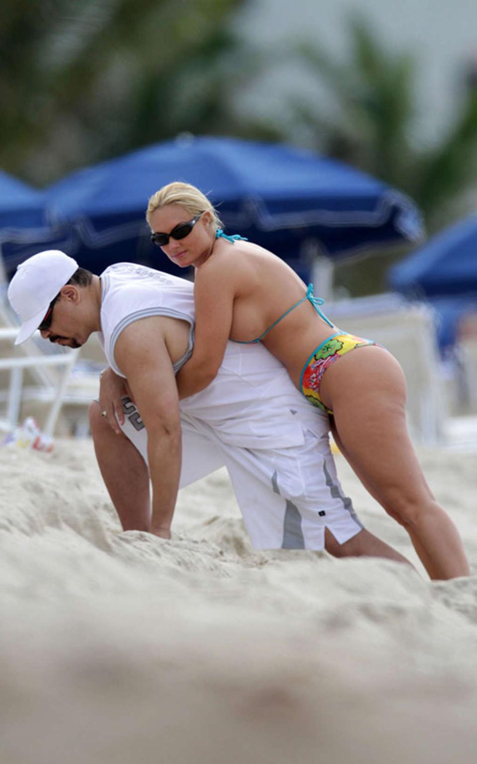 16P Nicole Coco Austin entblößt ihre Titten und trainiert im Fitnessstudio