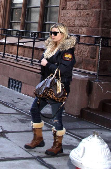 15P Jessica Simpson hard nipples thru black shirt