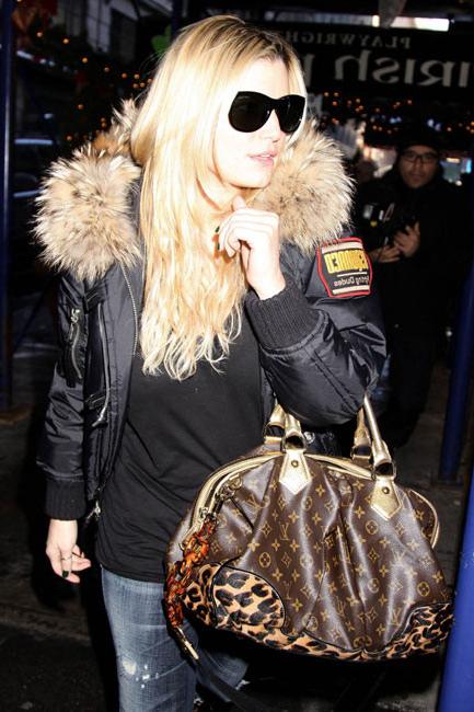 15P Jessica Simpson hard nipples thru black shirt