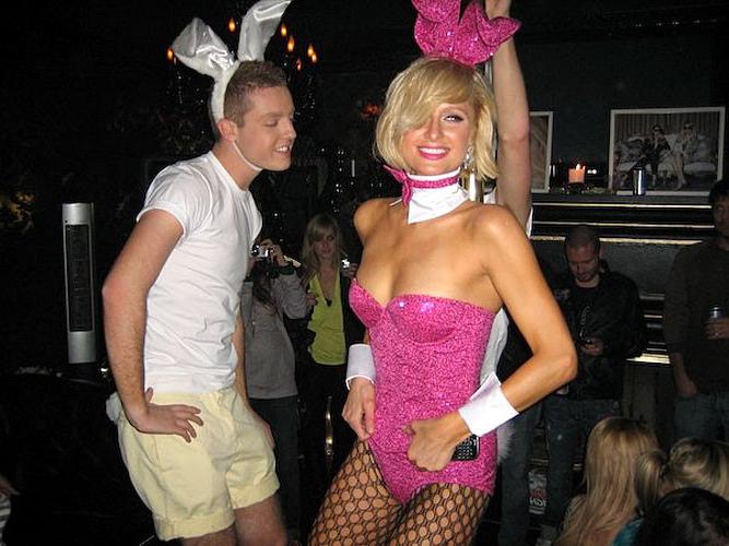 16P Paris Hilton looking sexy dressed liky bunny and showing her shaved pussy and he