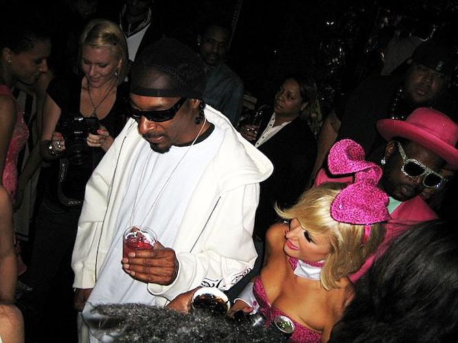 16P Paris Hilton looking sexy dressed liky bunny and showing her shaved pussy and he