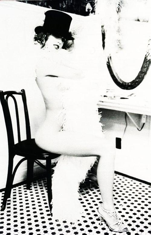 16P Britney Spears posing sexy in fishnet stockings