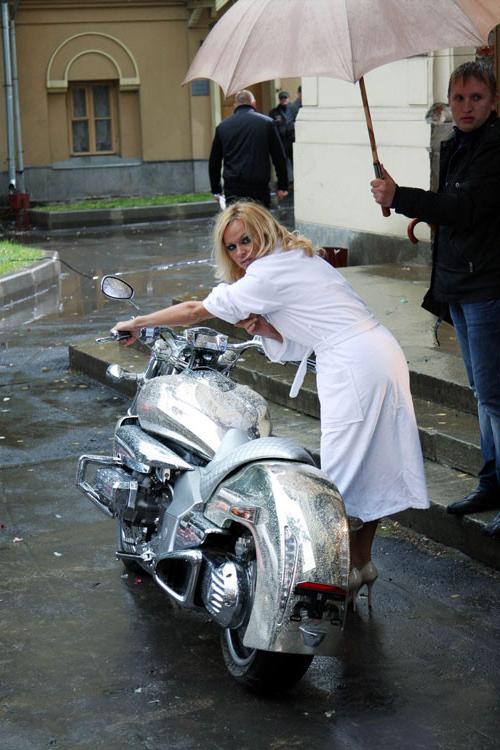 16P Pamela Anderson showing her nice hairless pussy