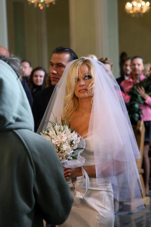 16P Pamela Anderson showing her nice hairless pussy
