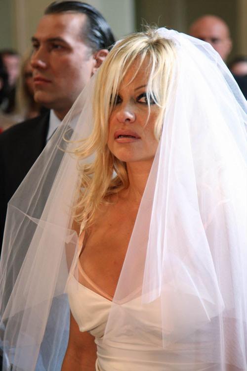 16P Pamela Anderson showing her nice hairless pussy