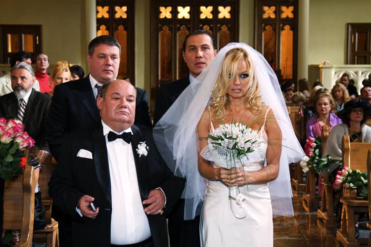 16P Pamela Anderson showing her nice hairless pussy