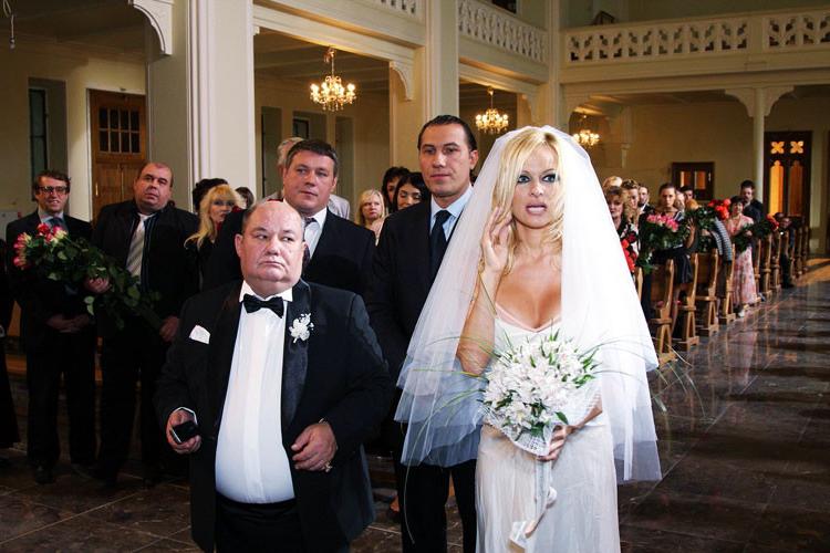 16P Pamela Anderson showing her nice hairless pussy