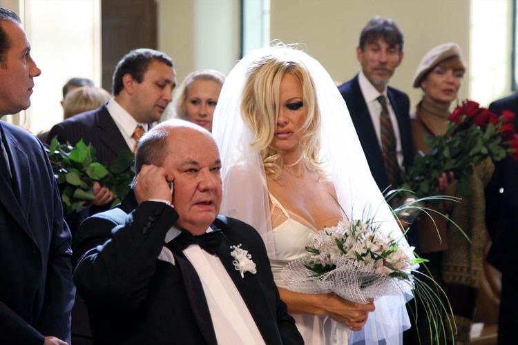 16P Pamela Anderson showing her nice hairless pussy