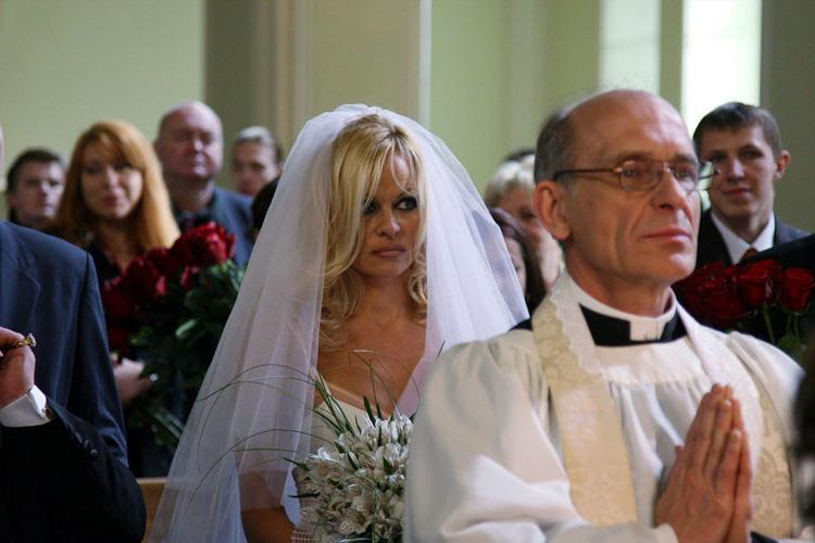 16P Pamela Anderson showing her nice hairless pussy