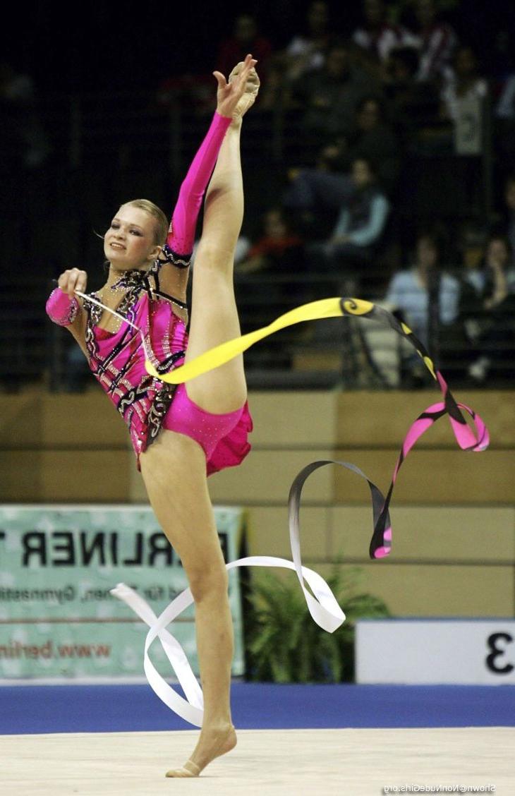 16P Gymnast spreading legs