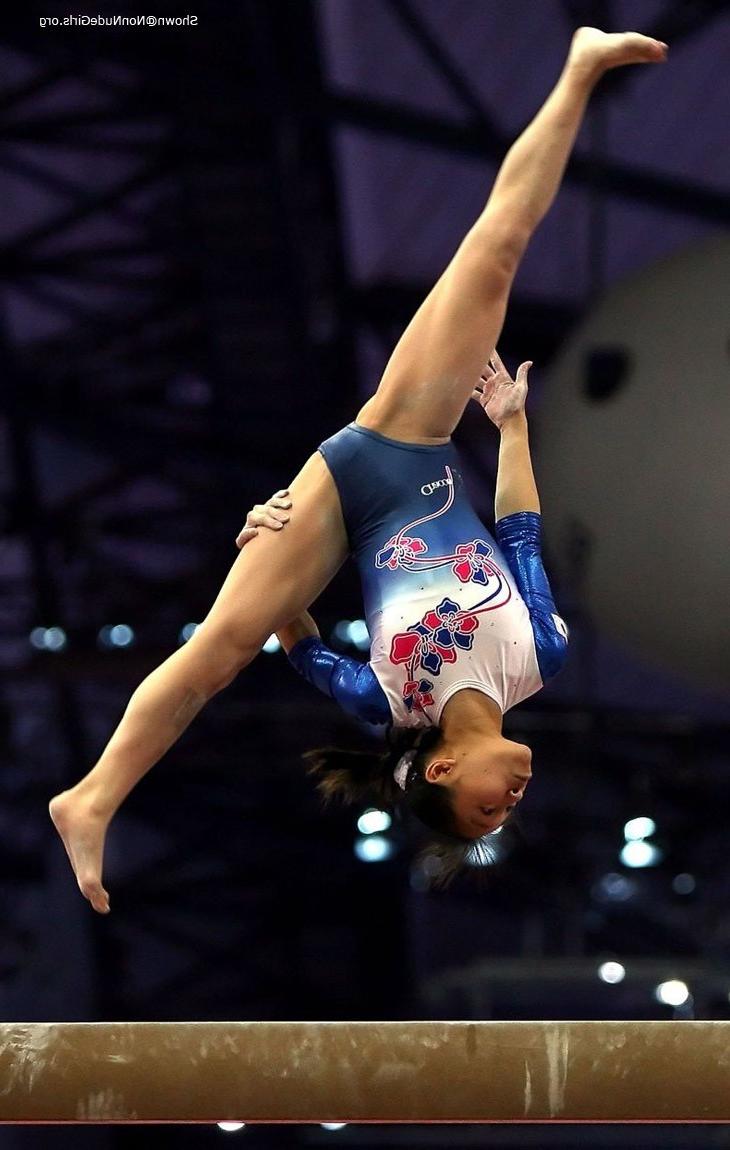 16P Gymnast spreading legs