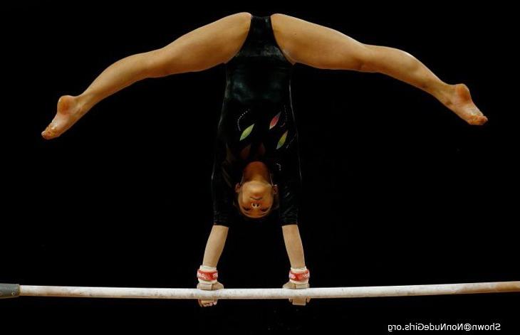 16P Gymnast spreading legs