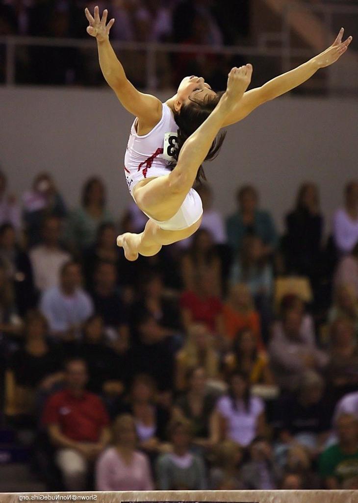 16P Gymnast spreading legs