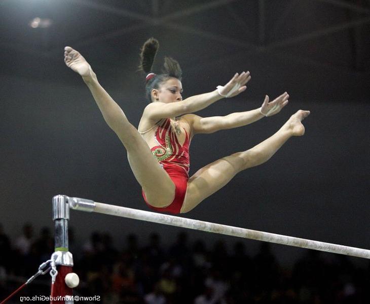 16P Gymnast spreading legs