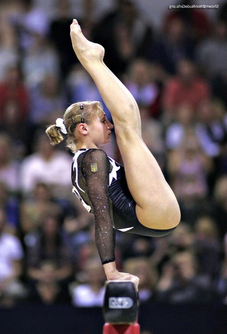 16P Gymnast spreading legs
