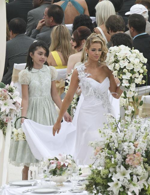 16P Denise Richards showing her big tits and posing in wedding dress