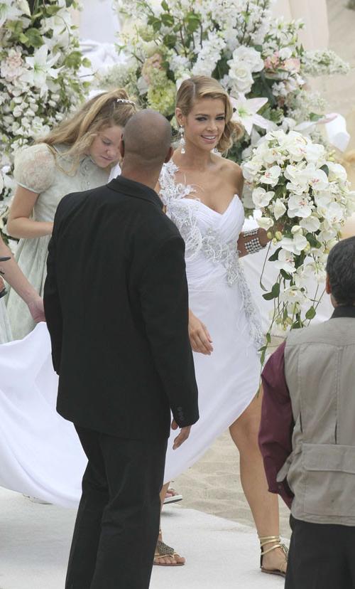 16P Denise Richards showing her big tits and posing in wedding dress