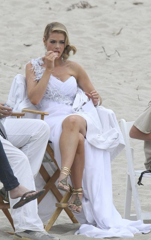 16P Denise Richards showing her big tits and posing in wedding dress