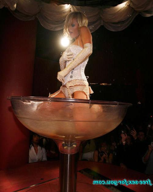 16P Paris Hilton show pussy and tits and dress in fishnet stockings