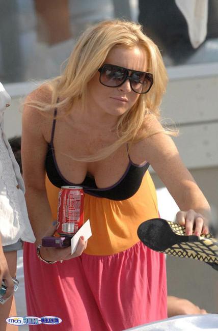 15P Scandal babe Lindsay Lohan sexy upskirt