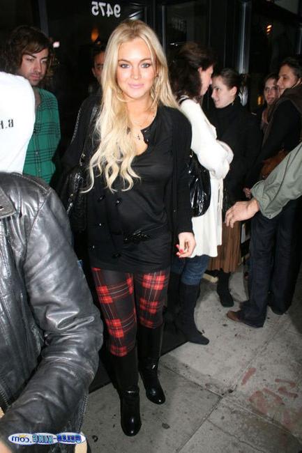 15P Scandal babe Lindsay Lohan sexy upskirt