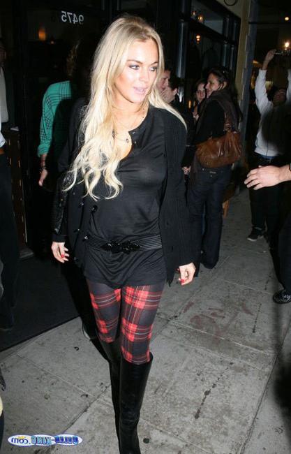 15P Scandal babe Lindsay Lohan sexy upskirt