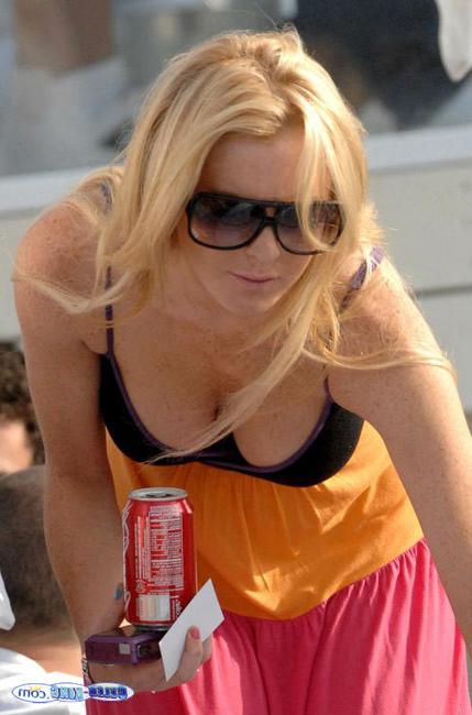 15P Scandal babe Lindsay Lohan sexy upskirt