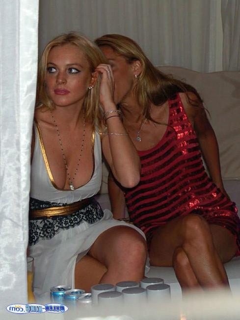 15P Scandal babe Lindsay Lohan sexy upskirt