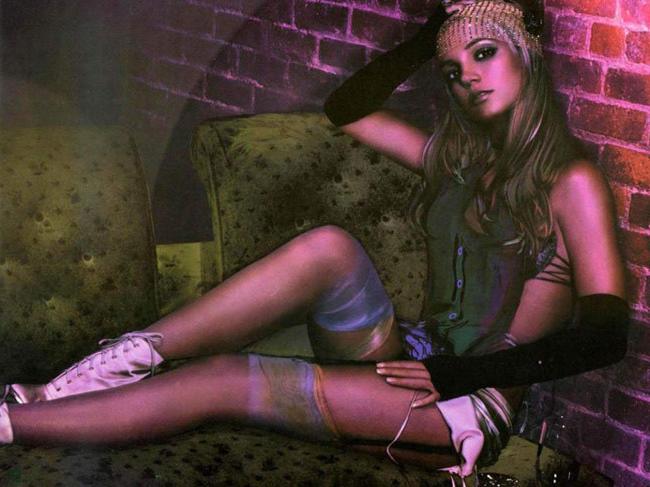 16P Scandal babe Britney Spears posing very sexy