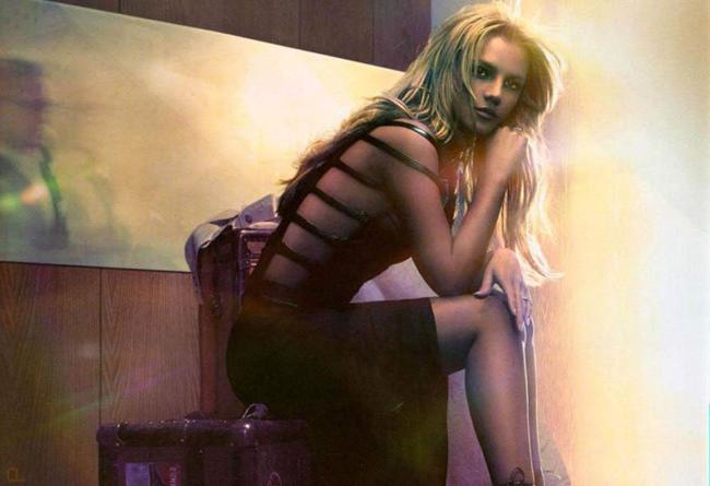 16P Scandal babe Britney Spears posing very sexy