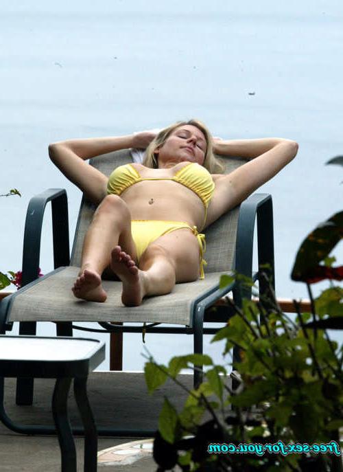 16P Abi Titmuss in fishnet stockings and upskirt paparazzi photos