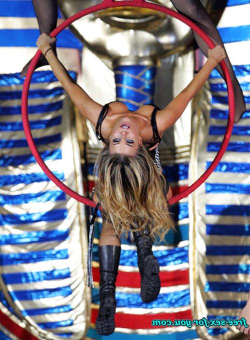 16P Carmen Electra posing very sexy in fishnet stockings on stage