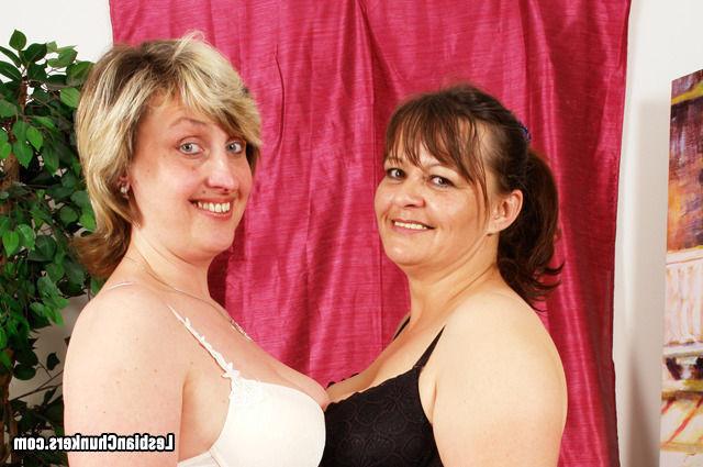 16P Inexperienced Housewife Has Her Pussy Licked For The First Time