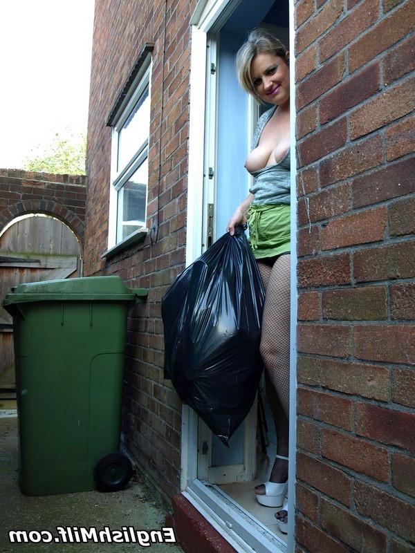 16P Daniella, femme au foyer sale, sort les poubelles dans sa résille.