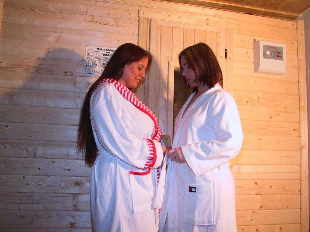 15P Hot lesbo fatties fucking in sauna