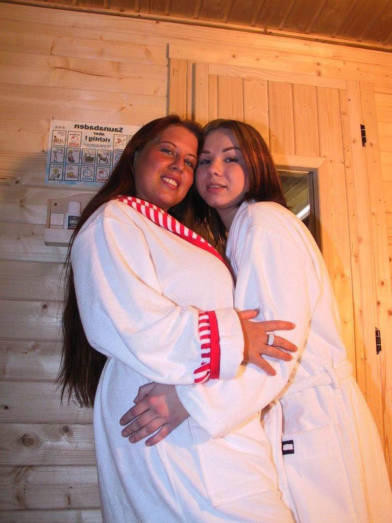 15P Two fat babes fucking in the sauna