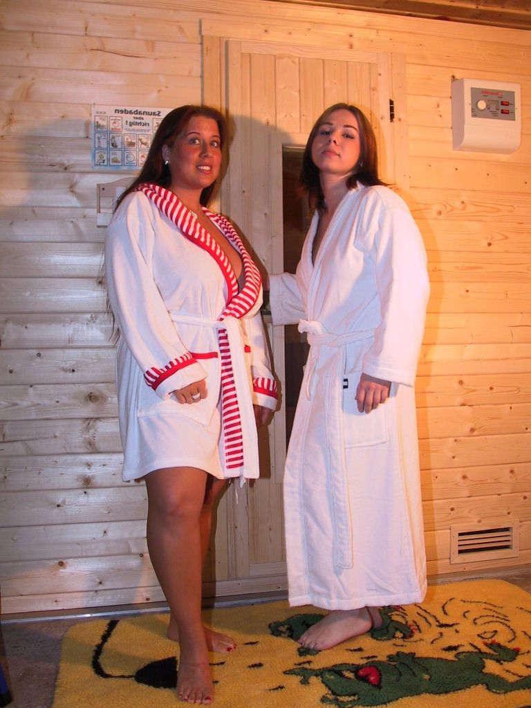 15P Two fat babes fucking in the sauna