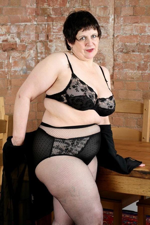 16P Plump grandma loves wearing fishnet pantyhose