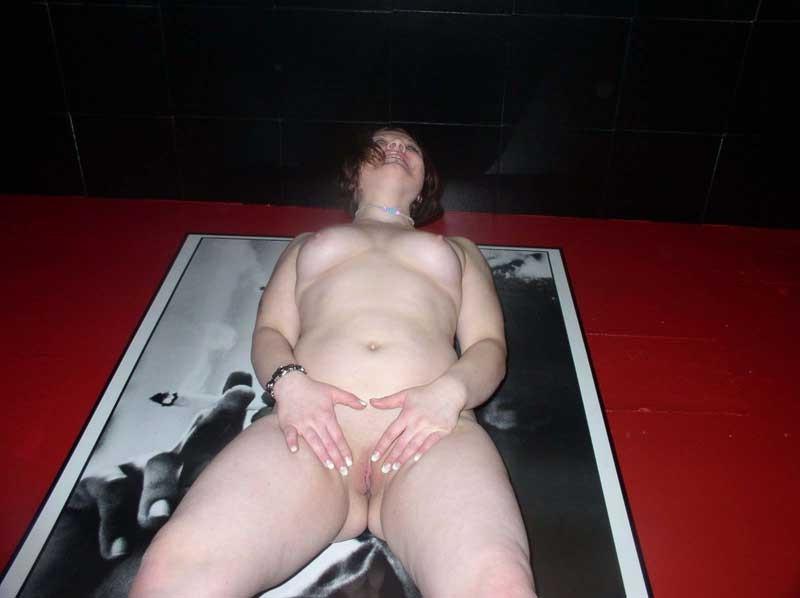 15P sexy bbw playing naked in a club