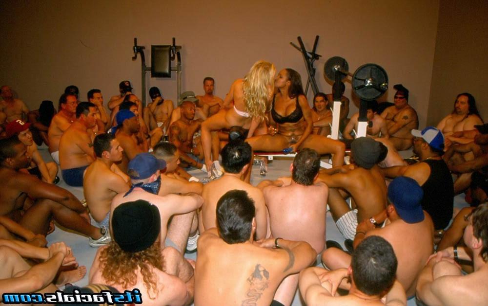 16P Chickes receiving very hot cum in the face
