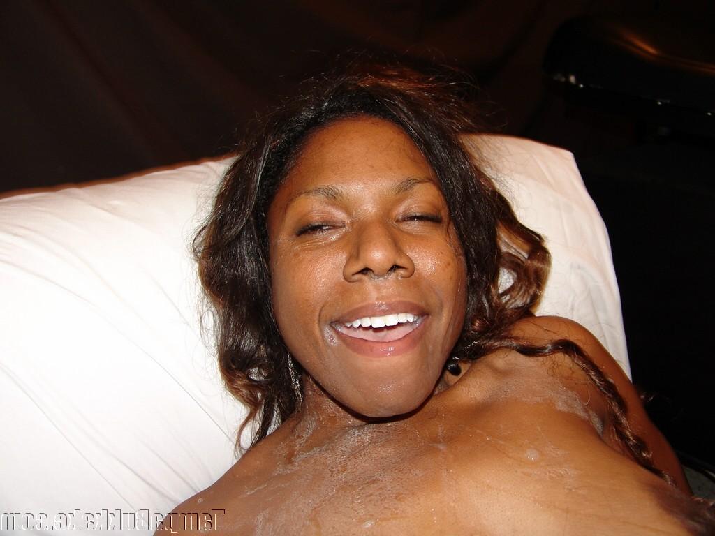 20P Freaking ebony mama taking care all the bukkake shots