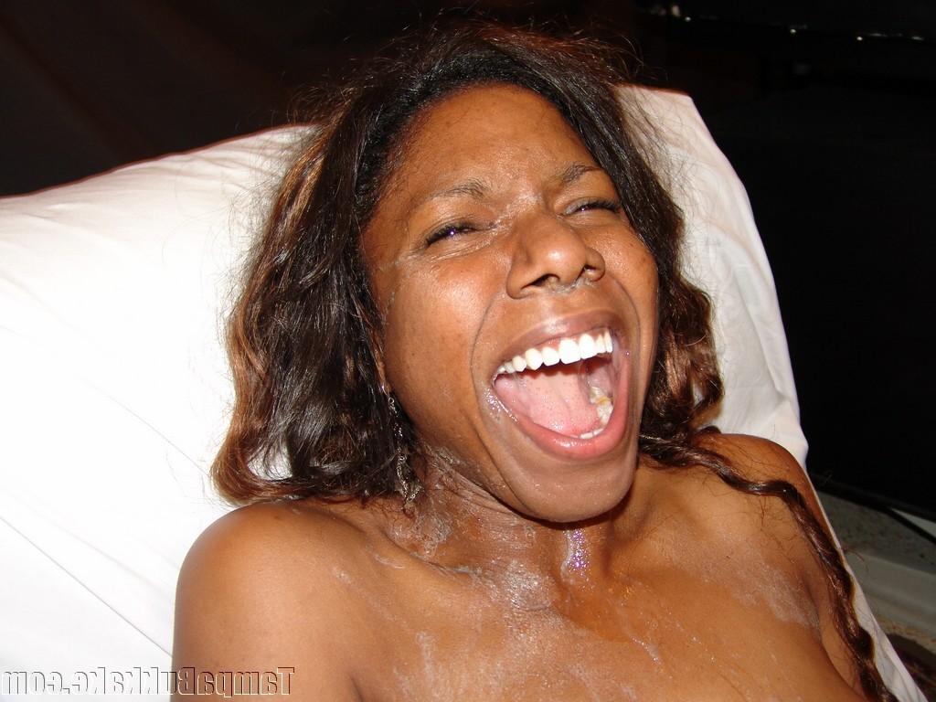 20P Freaking ebony mama taking care all the bukkake shots