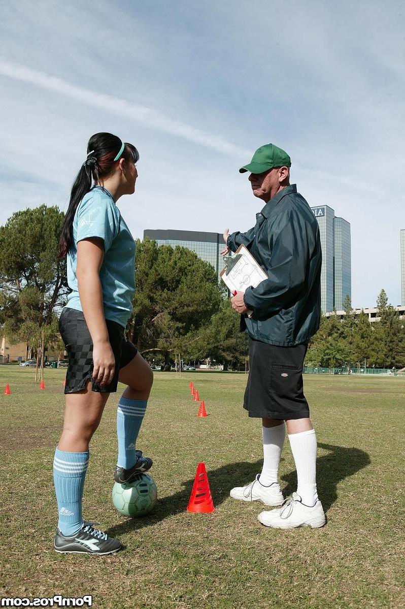15P Alexa Jordan show coach shes a sucker