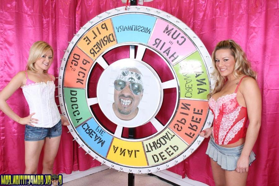 16P two white hotties giving a blowjob sandwich
