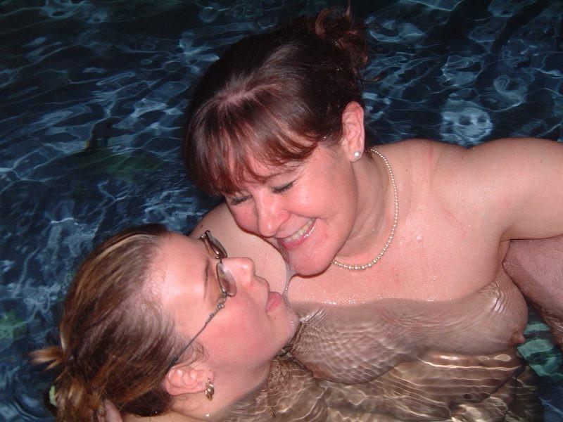 18P Busty girlfriends jizzswap in public pool