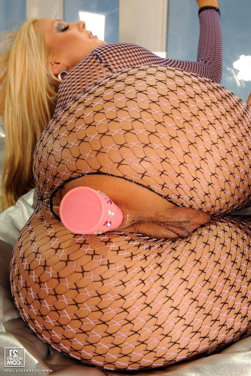 15P Sandy drills a huge toy in her pussy in a fishnet