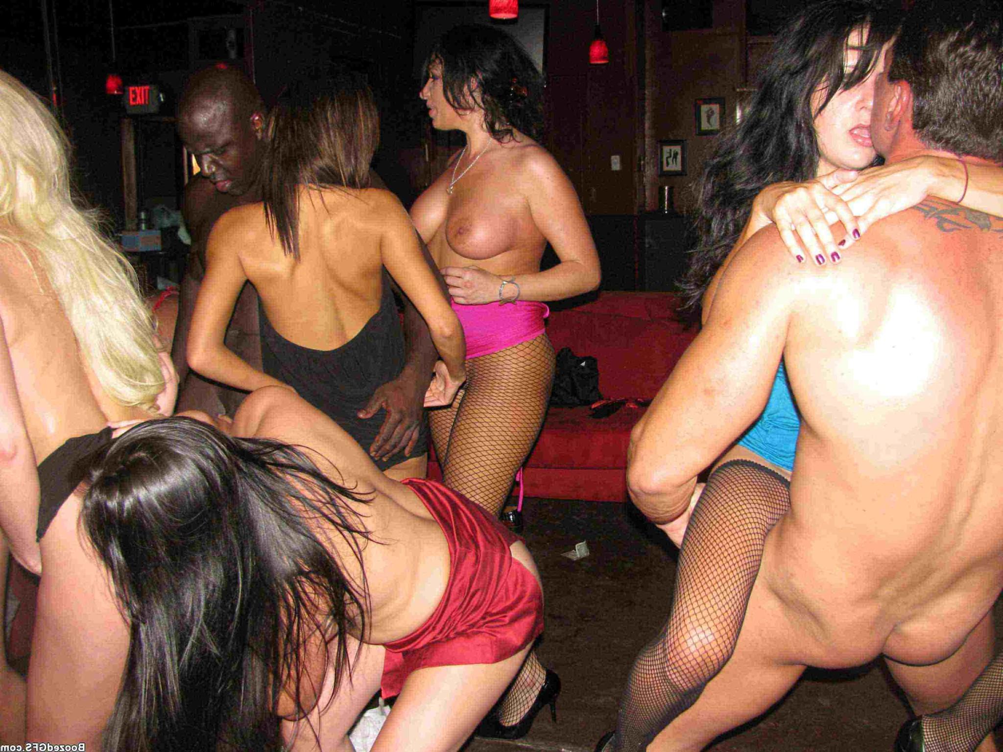 16P A lot of pretty girls getting gaped at hardcore club party