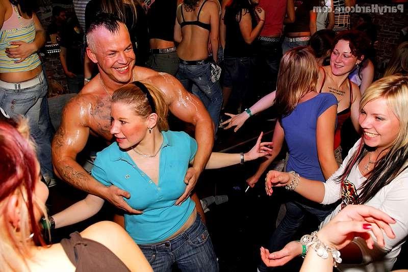 20P Teen clubbers first experience with porn in public
