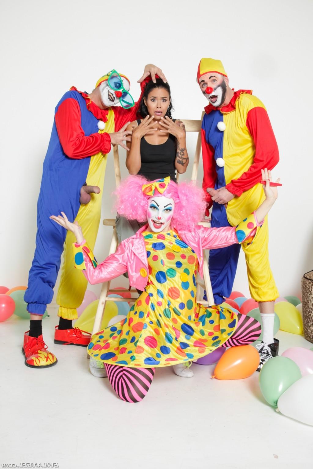 15P Dana Vespoli and clowns